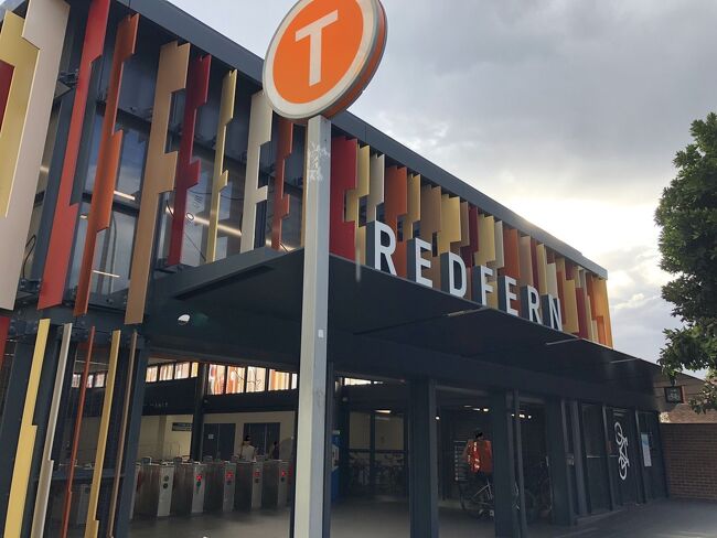 最近新しい新駅舎がレッドファンの街の方にopenして旧駅舎迄回り道をしなくても駅に入れるようになって便利になりました。<br /><br />今日はレッドファン在住の友人宅で夕食会です。徒歩での1日観光は此処で終了です。