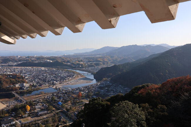 天守の最上階に出ると、眼下に錦帯橋と岩国市街を見渡せます。