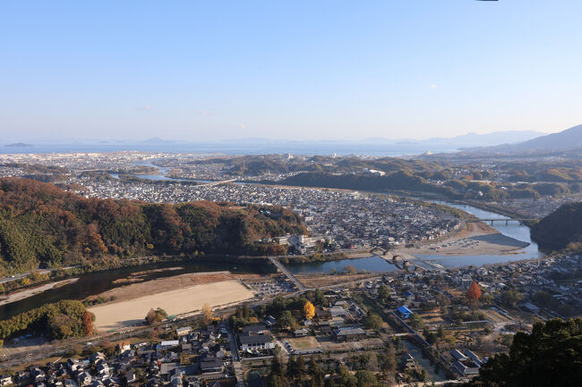城下を流れる錦川の河口に広がるのが、岩国の街です。<br />吉川家がこの城を築いた頃は、今より内陸まで海だったそう。<br /><br />街の向こう、瀬戸内海から吹いてくる風が心地よくて、ついつい長居してしまいました。