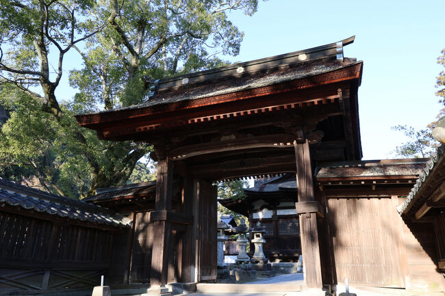 こちらは吉川家代々の祖霊を祀った神社で、江戸時代の建築とのこと。<br />門も本殿もしっとり落ち着いた風情で、歴史ある領主一族の格を感じさせます。