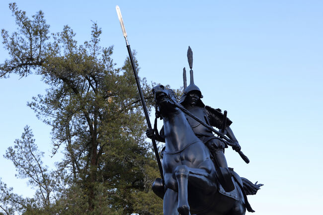 蛇たちを眺めているうちに、帰りのバスの時間が迫ってきました。<br />騎馬姿の広家公に挨拶して、吉香公園を後にします。