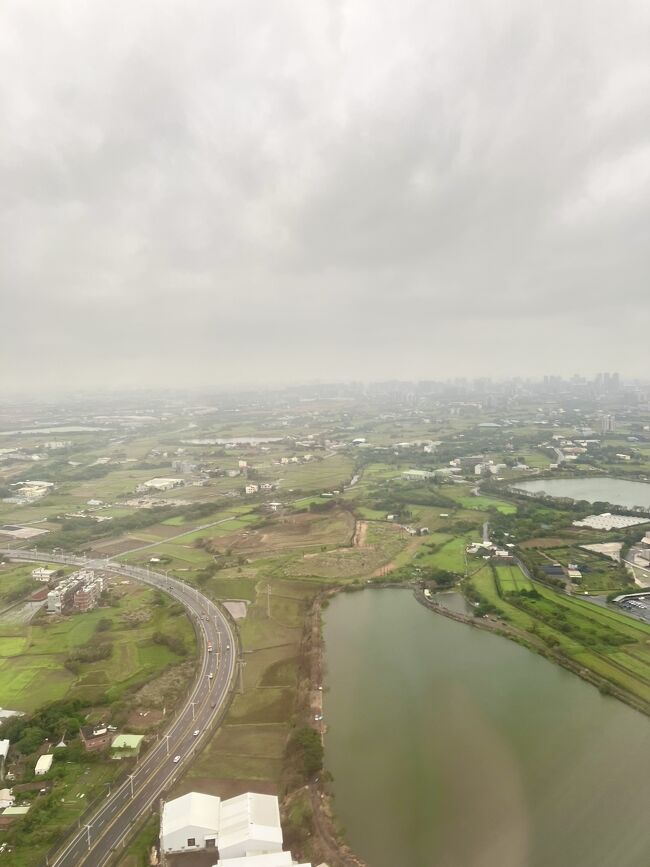 雲の下は雨の台北<br /><br />関空から約3時間<br />台北の桃園空港に到着う