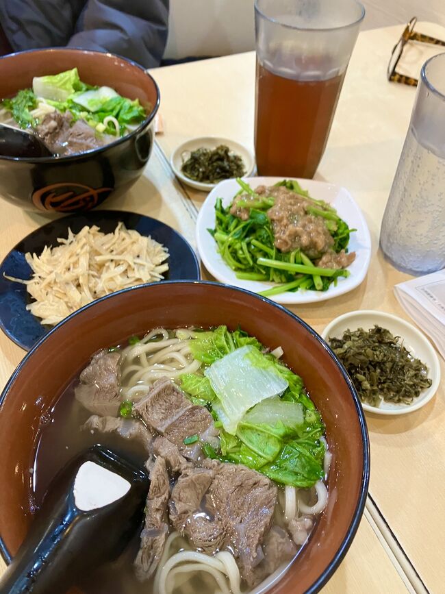 結局　雨風ひどくて<br />夕日の名所　<br />漁人碼頭(ユィレンマートウ)で<br />夕日は見られず(/ _ ; )<br /><br />淡水から台北へ戻る途中<br />夕食の牛肉麺(ニュウロウメン)をいただく<br />お肉たっぷり　まいうー！<br />冷えたカラダにしみるぅ～<br />(食事代はツアー込み)