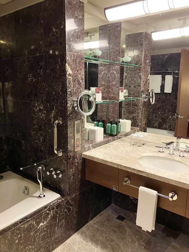 あら～立派なバスルーム<br />ここのトイレはトイレットペーパーを流せる♪