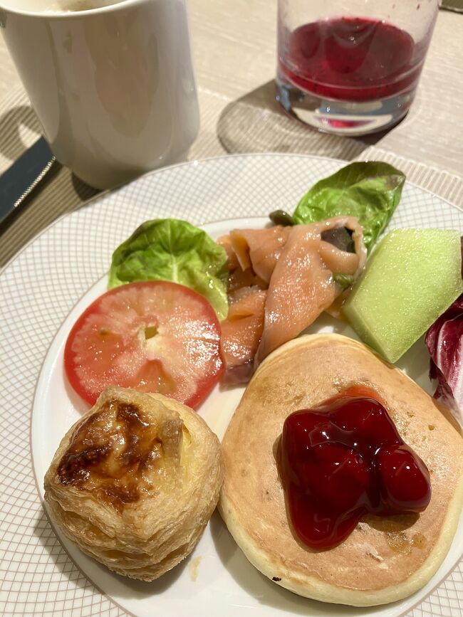 ブッフェで台湾っぽいもの選んだらイイのに<br />ライブキッチンで興奮して<br />パンケーキ焼いてもらった╰(*´︶`*)╯♡<br />エッグタルトも　<br />まいう～<br /><br />朝食代もツアー込み込み