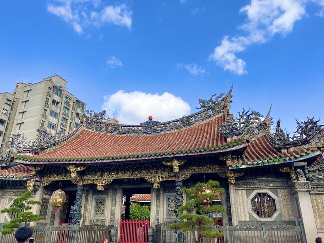 まずは<br />専用車で<br />龍山寺(ロンシャンスー)へ<br /><br />お線香禁止になってたー<br />あの雰囲気がイイのになぁ<br />大気のためやからしゃーない