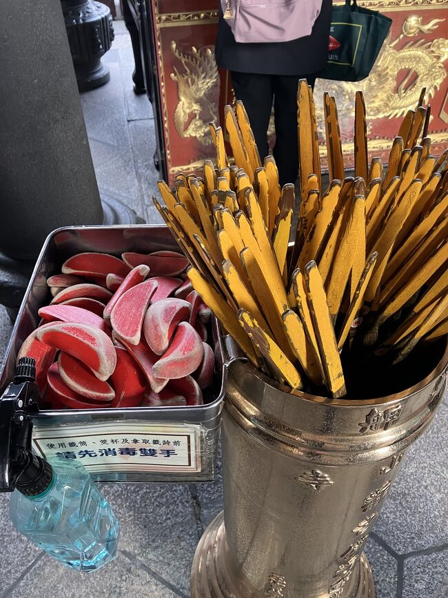 おみくじのやり方<br />結構ややこしい<br /><br />ガイドさんいわく<br />『具体的なお願いをする』と良いらしい<br /><br />夫に何お願いするか聞くと<br />間髪入れず<br />「金運アップ！！」キッパリ！<br />(//∇//)