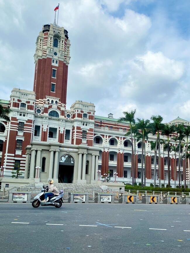 車窓から総統府を見てからーの