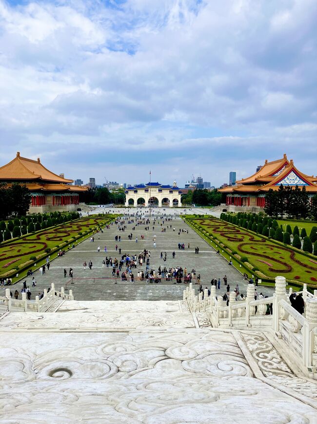 続いて<br />中正記念堂へ<br />広～い！<br /><br />日曜日だからか？<br />ヒトが多いらしい