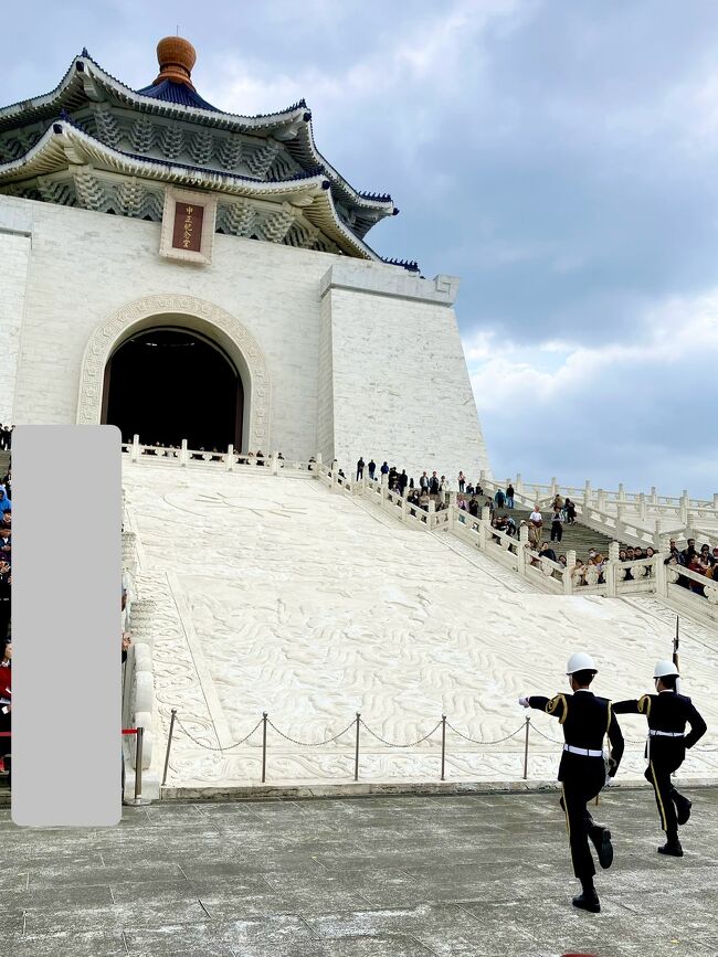 衛兵交替パフォーマンスを見て<br /><br />ツアーお決まりのショッピング<br />総合土産店に連れてかれるが…<br /><br />修学旅行生とともに<br />試食・試飲しまくりーの<br />2人ともなんにも買わーず<br />ごめんねゴメンネー！