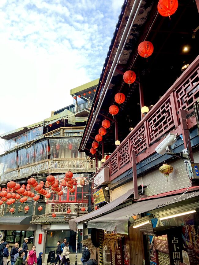 続いて<br />九份へ移動<br /><br />石段で足腰・ヒザの衰えを痛感<br />動悸・息切れがヤバイ<br /><br />そして…<br />臭豆腐のオイニーが…<br />んーこれよこれ<br />台湾に来たって感じ！<br />食べられんけど…(食べられんのかい)<br /><br />においと言えば…<br />ペーパー流せないトイレのオイニーも<br />台湾っぽい！笑