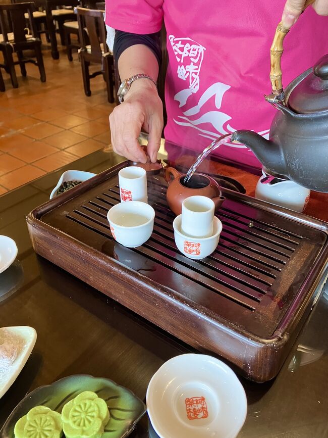 茶葉と茶菓子とお湯セットで<br />1人350元(約1750円)←これは自腹<br /><br />最初は入れ方のレクチャーしてくれる<br />そのあとは自分で入れる<br /><br />これがオママゴトみたいで楽しい♪