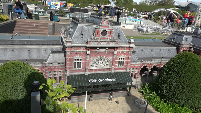 フローニンゲン駅の模型を拡大すると、赤レンガの駅舎や「Groningen」の看板がよく見え、北の玄関口らしい風格が感じられます。