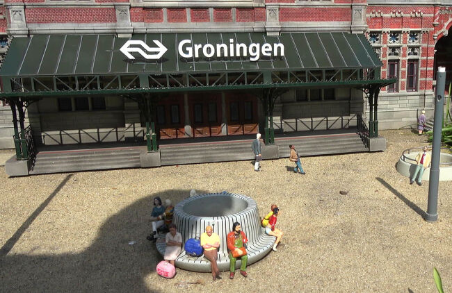 フローニンゲン駅の前には丸いベンチがあり、模型の人々が腰かけてくつろいでいます。<br />小さな広場ながらも、旅の合間にひと息つくような穏やかな雰囲気が感じられました。