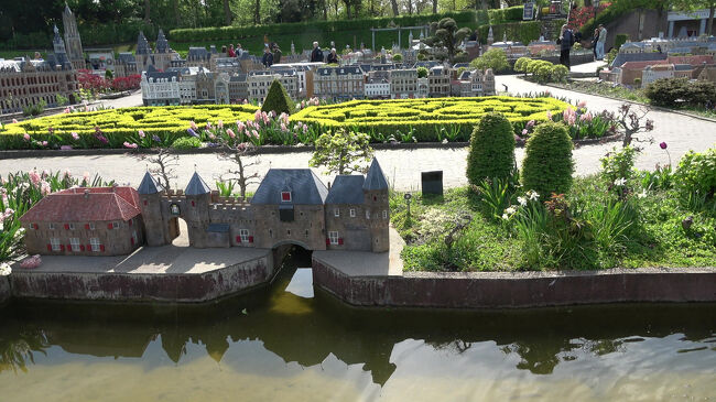 コッペル門（Koppelpoort）の後ろには、整った街並みと水路が広がり、模型ながらも落ち着いた雰囲気が感じられます。