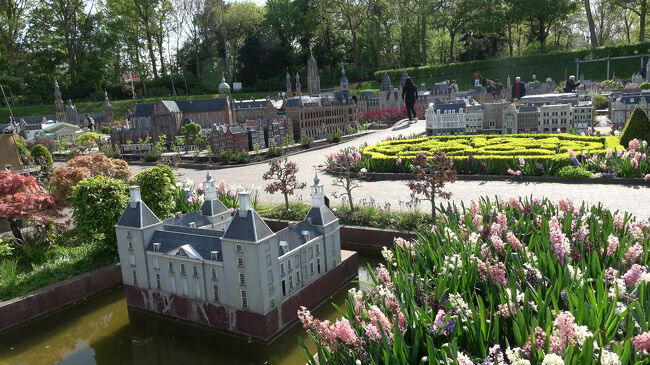 ウォルモントの邸宅「Huys」と水辺の白い小城は、赤白の窓飾りと円錐屋根が特徴的です。<br /><br />