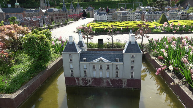 中世の趣を漂わせながら、花々に囲まれた美しい姿を見せていました。<br />