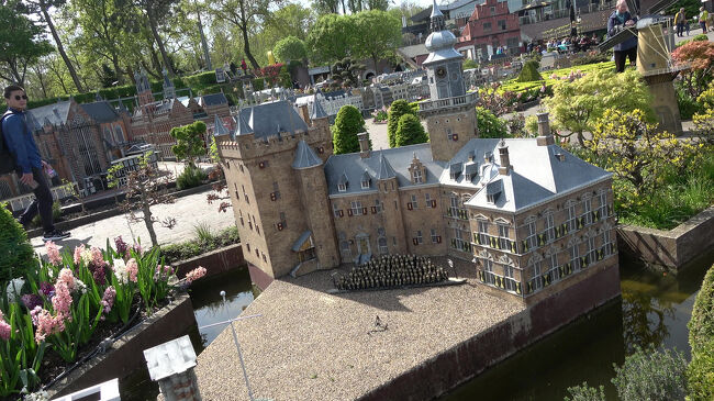 小さな城の模型です。塔や尖塔、時計台などが備わり、中世のお城らしい雰囲気がよく表現されています。<br />花々に囲まれた姿も美しく、模型ながらも堂々とした存在感がありました。