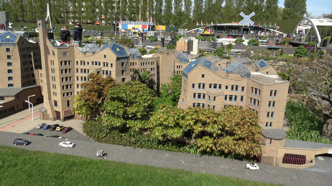 屋根にソーラーパネルが載った現代的な建物が並び、環境への配慮も感じられる街並みです。