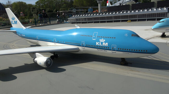 スキポール空港の広さや活気が、こうした動きのある展示でよりリアルに感じられました。動画で残せなかったのは惜しいですが、記憶にはしっかり残る場面ですね。