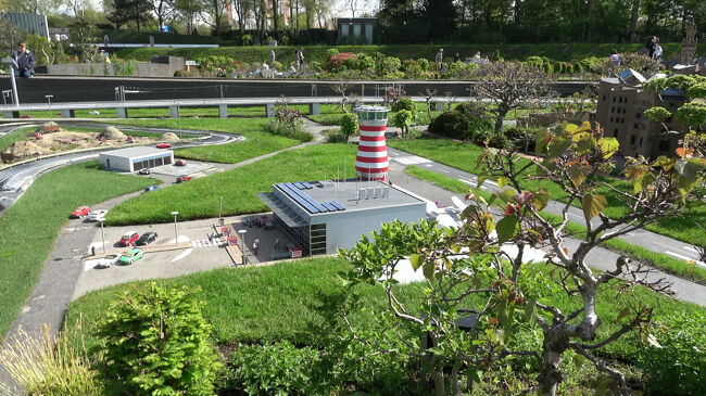 レリスタット空港の模型は、赤白の管制塔やソーラーパネル付きの建物が特徴的で、地方空港らしい落ち着いた雰囲気がよく表現されています。