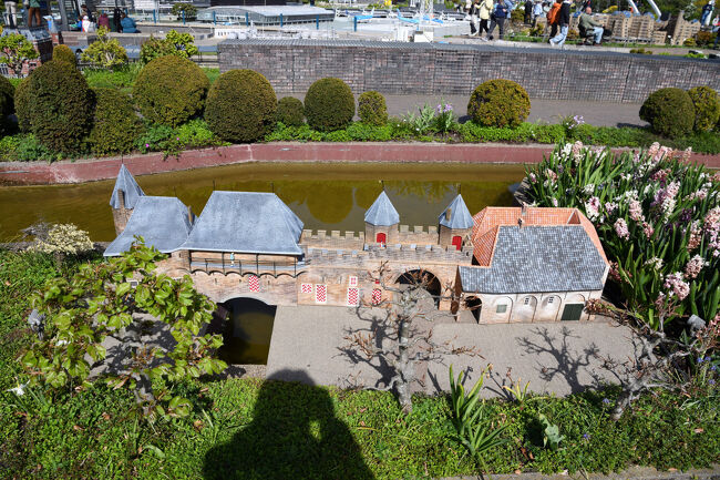 コッペル門（Koppelpoort）の正面は、石造りの重厚なアーチと赤白の窓飾りが印象的で、中世の雰囲気がしっかりと残っています。