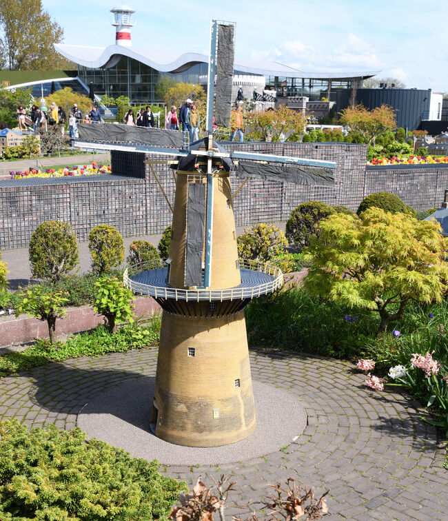 風車「デ・パルムボーム」が庭園の中に立ち、周囲の花々や小道と調和して美しい景観を作っています。