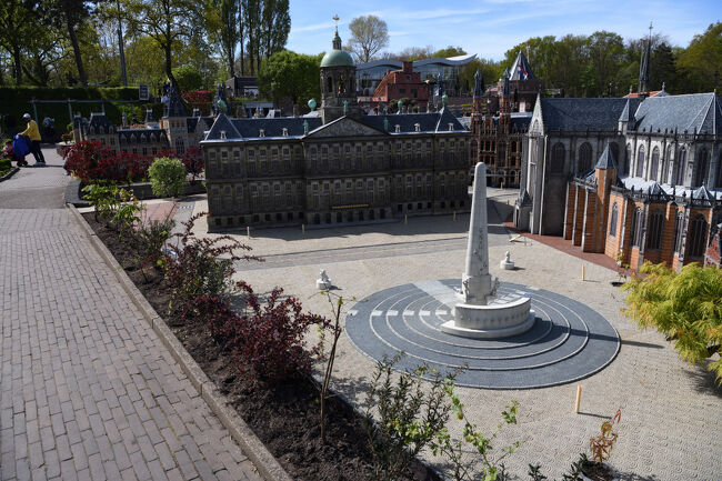 この模型は、アムステルダムのダム広場を再現したものです。中央には白い塔の「国立記念碑」、その奥に「王宮」と「新教会」が並び、街の中心らしい重厚な構成が見られます。