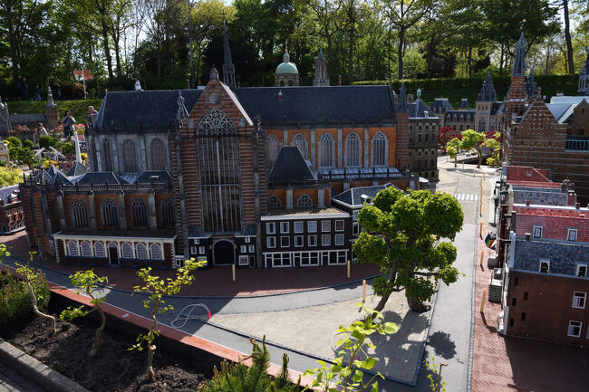 この模型は、ゴシック様式の大聖堂を中心にした街並みを再現したものです。