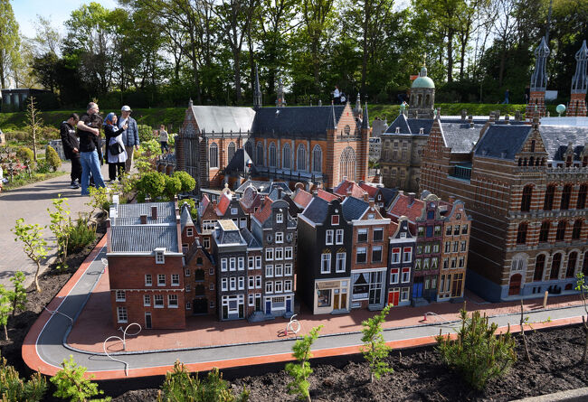 この模型は、アムステルダムの旧市街を再現した一角です。細長い切妻屋根の家々が並び、奥にはゴシック様式の教会が見えます。