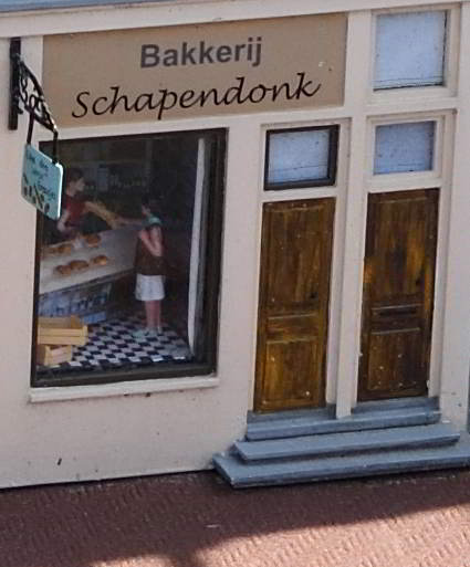 小さなパン屋さんの模型なのに、店内でパンを買っている人まで再現されていて、思わず見入ってしまいます。