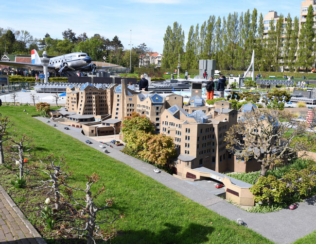 空港の近くを再現した都市模型で、建物や道路の配置がとてもリアルです。背景に浮かぶ飛行機がアクセントになっていて、街の動きや広がりを感じさせます。
