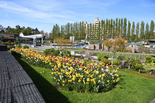 色とりどりの花壇の向こうに、KLM機の模型や建物が並ぶにぎやかな風景が広がっています。<br /><br /><br />つづく