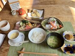 【しっかり和食】
おばんざい盛り合わせを少し食べちゃった後ですが、この豪華さで2200円！お刺身4種もあってどれも新鮮だし、天ぷらは揚げたてサクサクでムカゴの天ぷらが変わり種で楽しいし、ユズ皮と里芋と海老の入った茶碗蒸しも美味しい！

この後、別府のリサイクルショップやスーパーに立ち寄ってから帰宅しました。

(終わり)