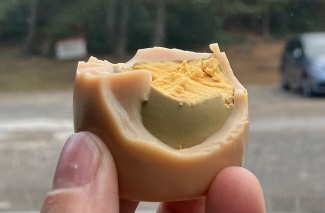 【白身は中まで茶色】<br />タンパク質と鉄やら硫黄やらが反応して茶色く変色するみたいです。味は燻製みたいな、でも煙臭くないし、鉄っぽい味もしないし…味の説明って難しいな。美味しかったですよ。