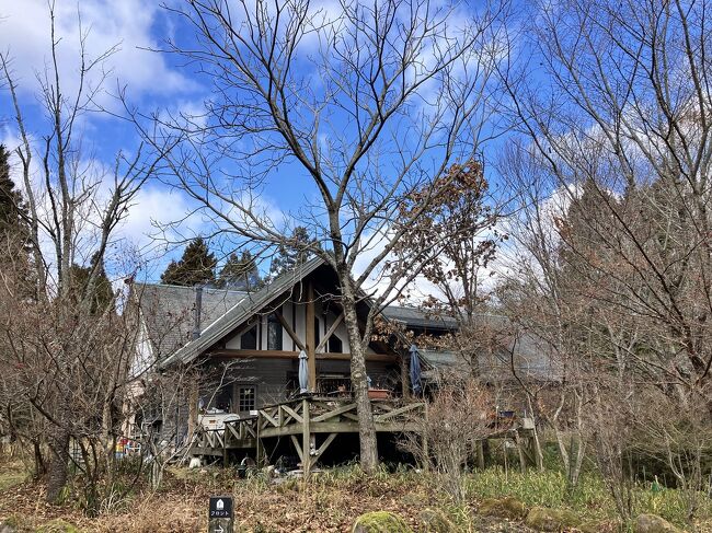 【野乃花】<br />塚原温泉から車で10分。この地区、オシャレな喫茶店がたくさんあると思ったらペンション街なんですね。看板に従い細い道を進み、建物前に車を停められます。<br />お客さんが私しかいなくて、恐る恐る扉を開けて「予約してない上に一人なんですが…」と入ってくと快く迎え入れてくれました。<br />予約してない場合は和食ランチになるとの事。