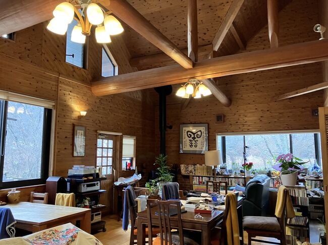 【奥には薪がくべられた暖炉】<br />本がたくさん。ピアノあり、多肉植物あり、壁には絵皿や絵…オーナーさん、多趣味なんだろな。素晴らしいな。