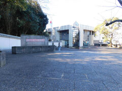 館山市立博物館（本館）．こちらでチケットを購入すると，本館と立山上天守の博物館（八犬伝博物館）に入館できます．本館は写真NGでした．