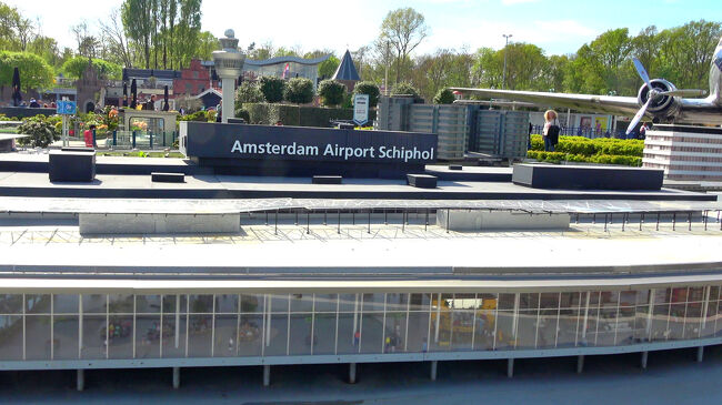 スキポール空港のターミナルビルは、ガラス張りの外観が特徴で、内部には乗客たちが行き交う様子まで再現されています。