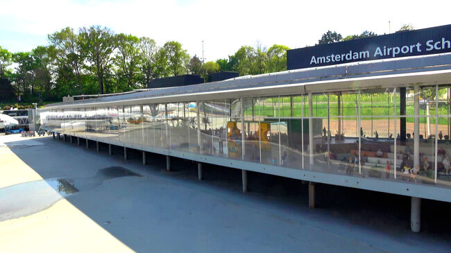 空港のにぎわいや動きが伝わってきて、本物の出発ロビーにいるような臨場感がありました。