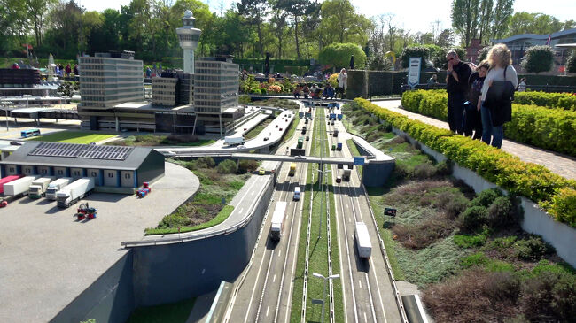 人が集まってじっくり見ているのも納得です。旅の途中でこうした展示に出会えると、ちょっと得した気分になります。