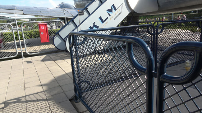 KLMのロゴが入った機体が間近に見えて、オランダの航空の歴史を感じます。これからこの体験型の飛行機に入ると思うと、ちょっとワクワクしてきます。