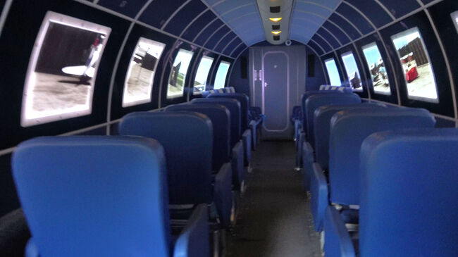 機内では窓の位置に合わせてオランダの風景が映し出されます。