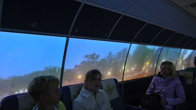 ただ、自分の席側は少し見えにくく、つい反対側をのぞくことに。<br />でもそちらにも人が座っていて、自然と目が合ってしまいます。<br /><br />