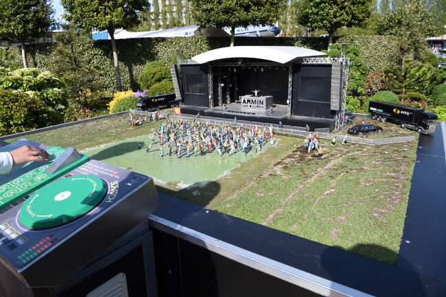 屋外に設置されたステージでは、「ARMIN VAN BUUREN」の名前が掲げられ、DJブースや照明設備が本格的に再現されています。