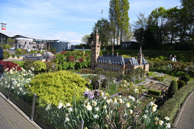 色とりどりの花に囲まれた格式ある建物が、まるで本物の街角のように再現されていました。ミニチュア好きの私にとって、こうした細部まで作り込まれた風景は驚きと感動の連続で、何度見ても飽きることがありません。