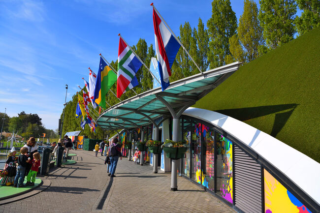 芝生の屋根にずらりと並ぶ国旗と、鮮やかな色彩の壁が印象的な入口。細部まで丁寧に作られていて、訪れるたびに新しい発見がありました。何度でも足を運びたくなるほど魅力的な場所でしたが、そろそろここを後にすると思うと、やはり名残惜しさを感じます。