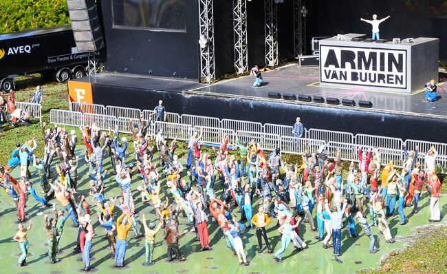 ステージ前の観客たちは、模型ながら全員がリズムに合わせて踊っていて、実際に動いていました。単純な動きでも、音楽の盛り上がりがしっかり伝わってきて、見ていて楽しくなる場面でした。<br />