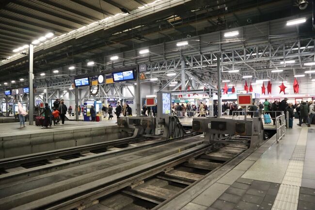 駅構内にはスタバや飲食のお店がありました