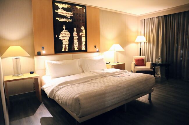 キングベッドのスーペリアルーム<br />ベッド周りにコンセントが無いのが難点でした